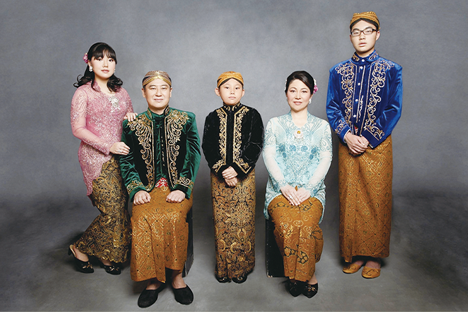 インドネシアで民族衣装を着た家族写真