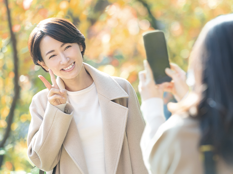 お出掛けの思い出撮影している女性の写真