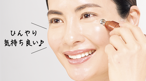 薬用SPリンクルチューンクリームを使用している女性の顔写真