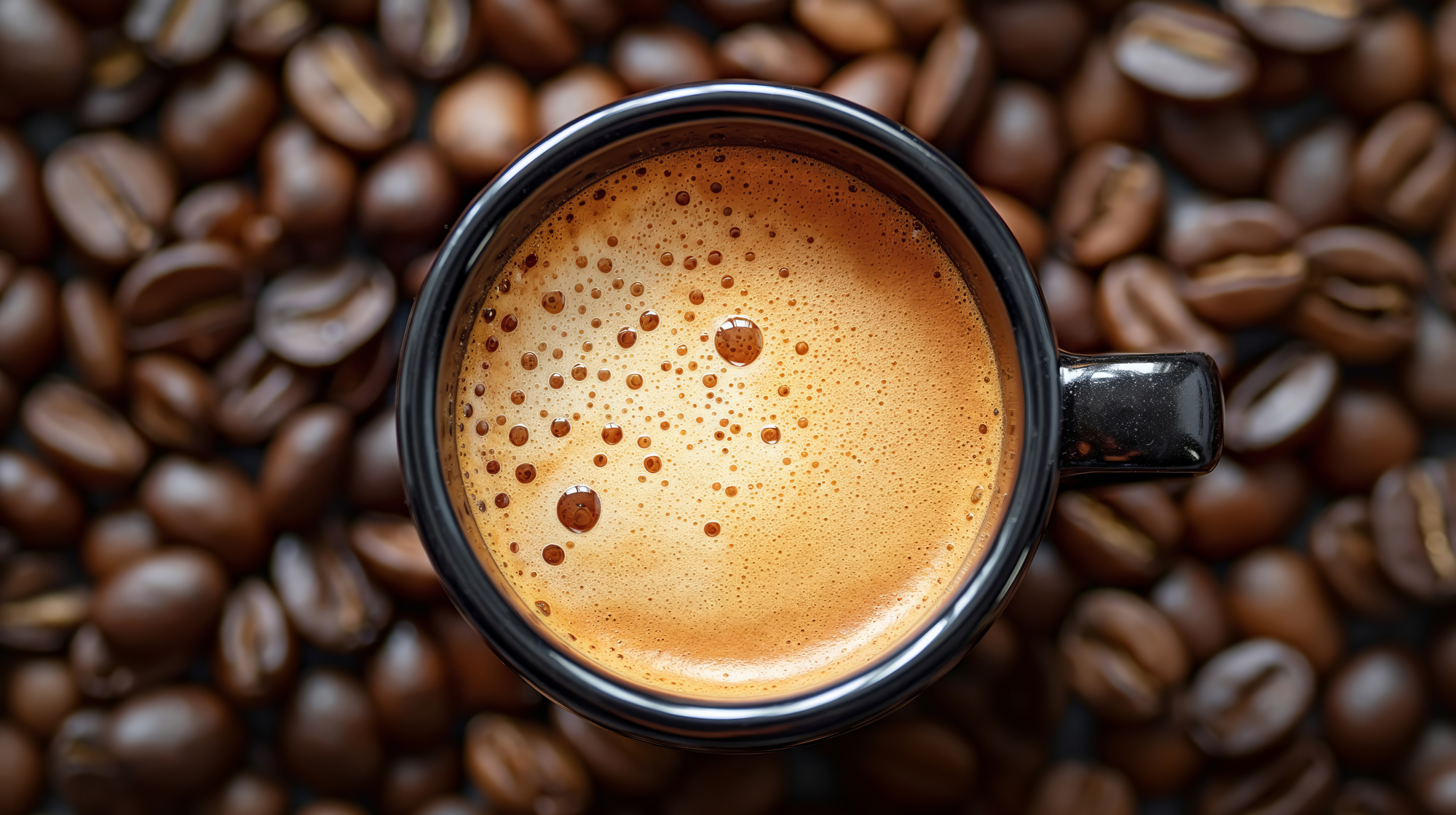 ホットコーヒーとコーヒー豆