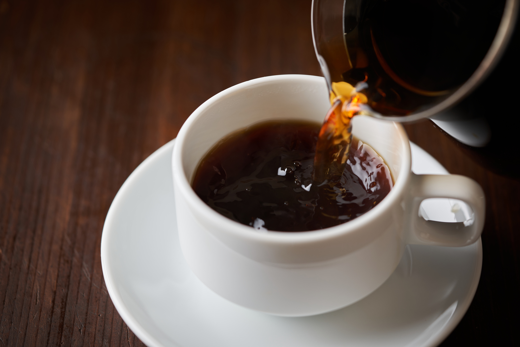 ホットコーヒーを注ぐ