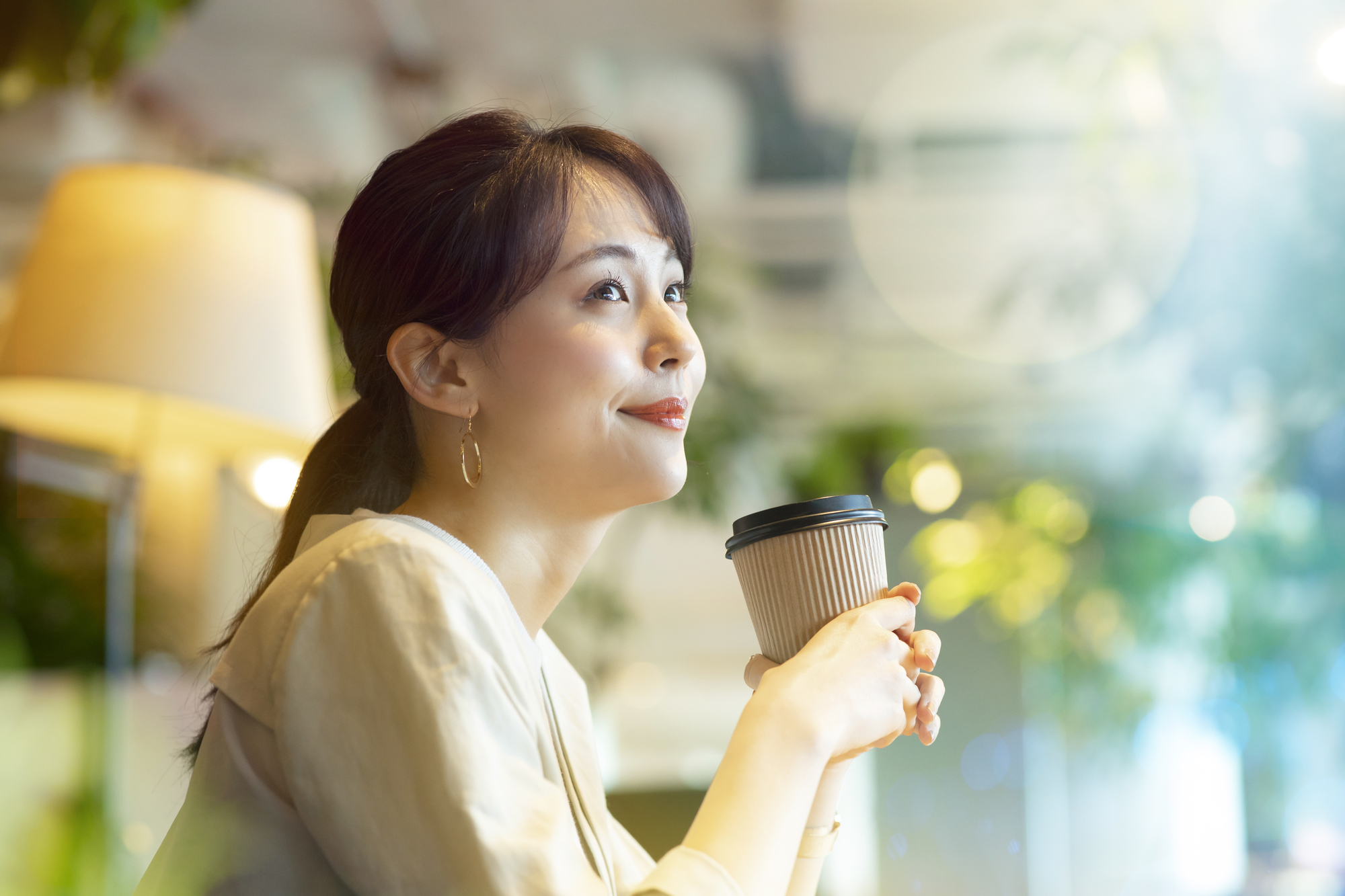 ホットコーヒーを飲む女性