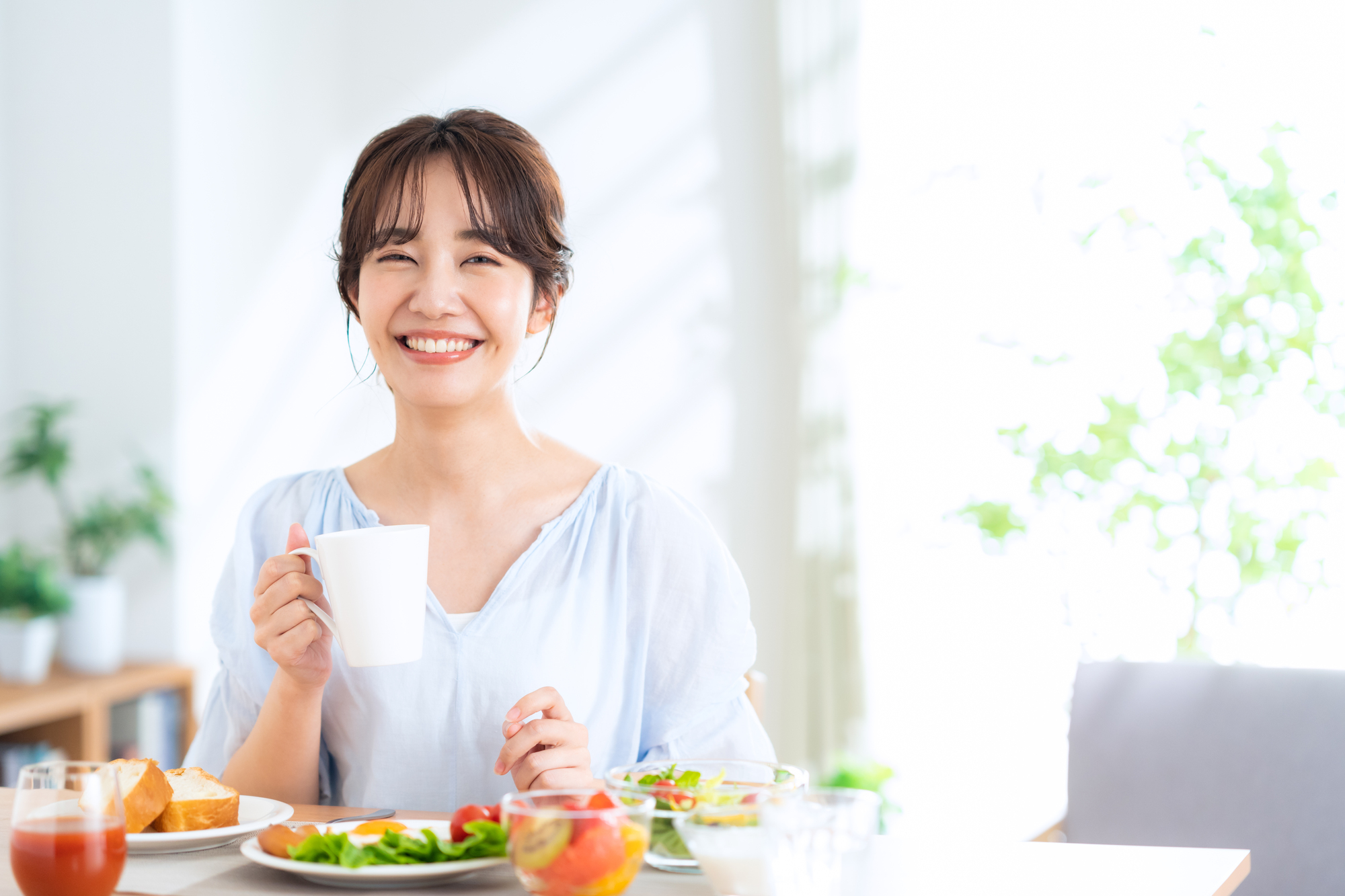 食事をしている女性