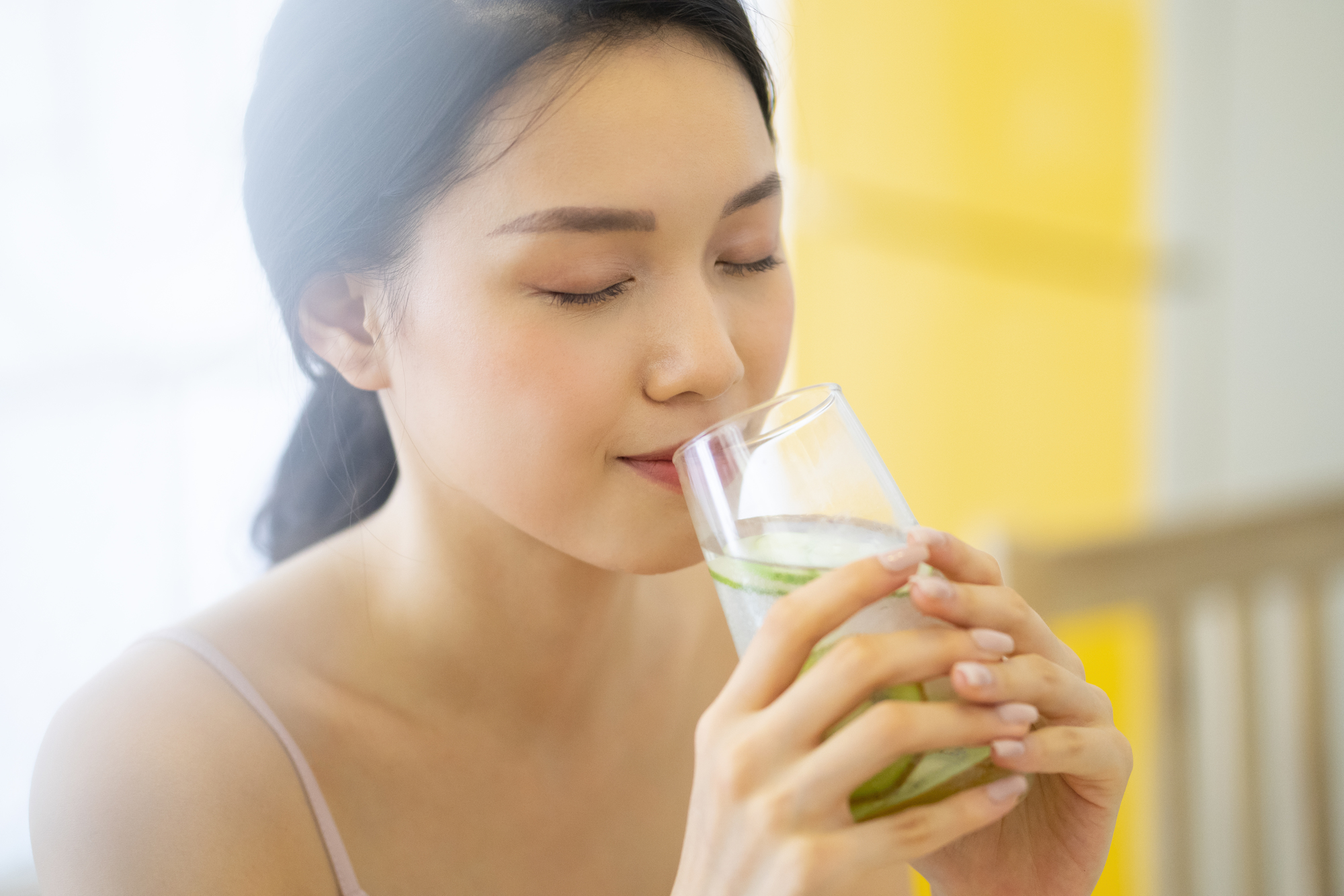 飲み物を飲む女性