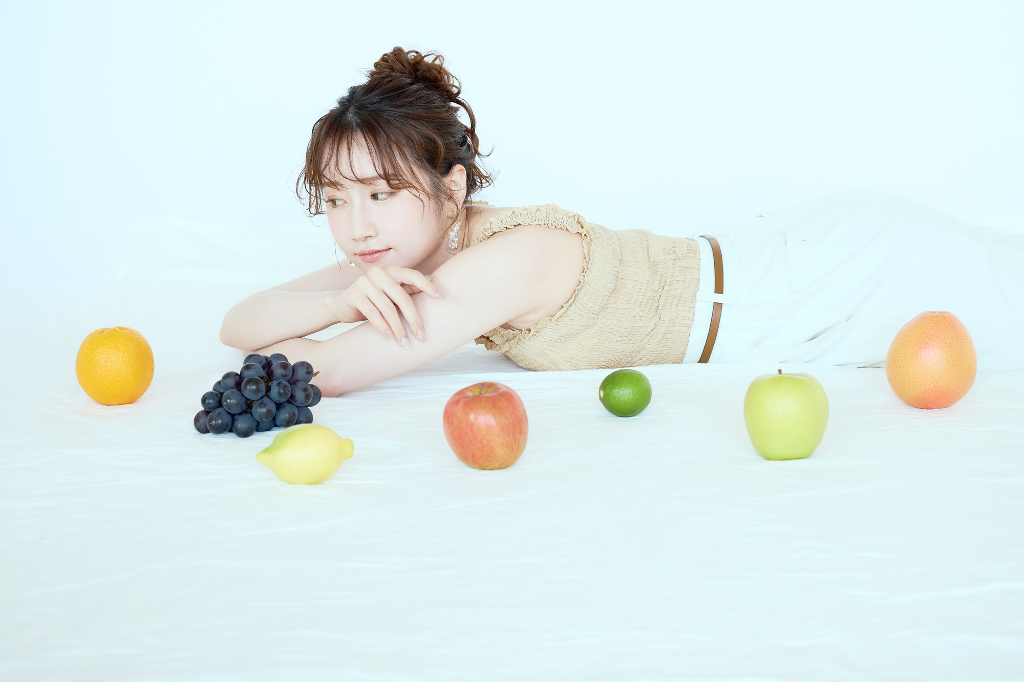 女性と果物