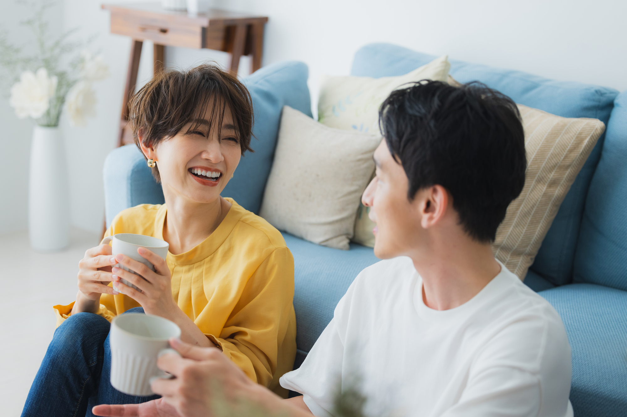 男性と女性が居間で会話している