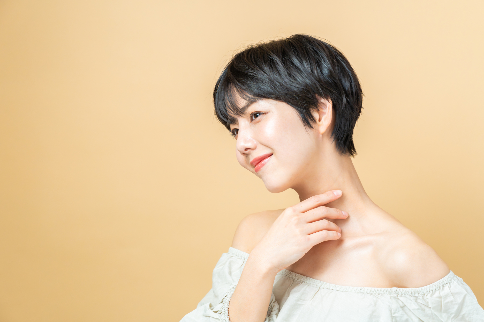 首を触る女性