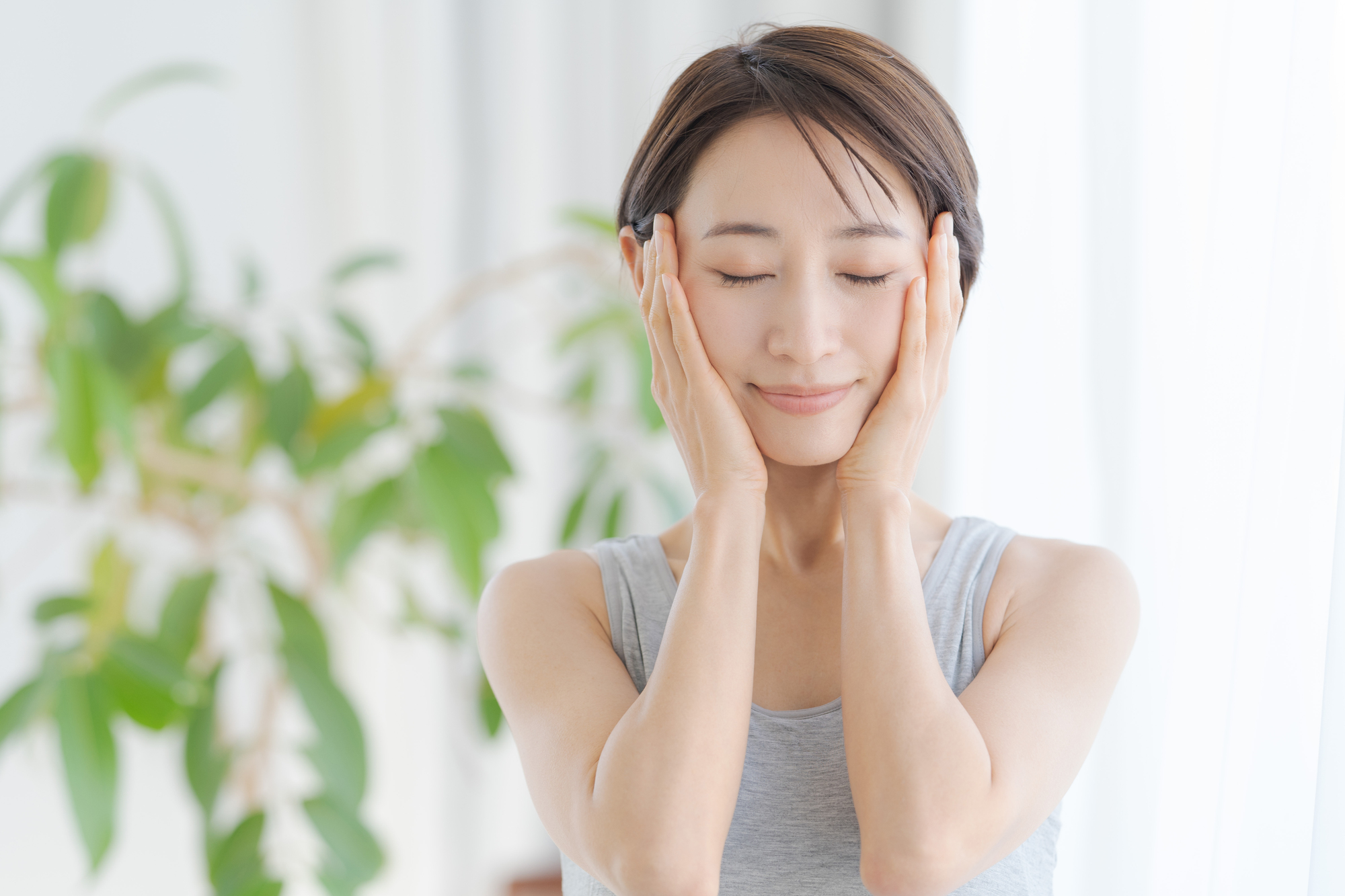 両手で顔を抑える女性