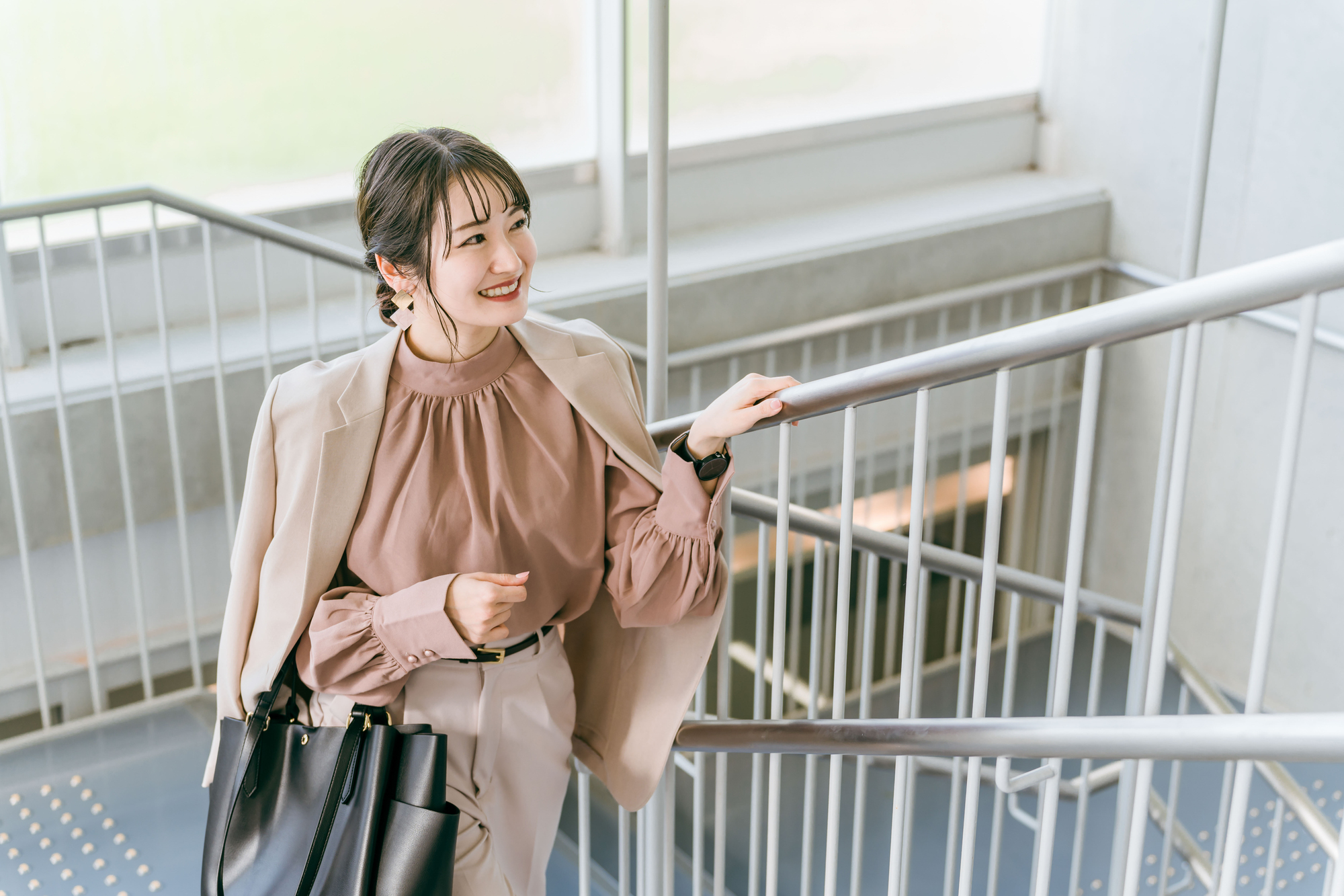 階段を上る女性の画像