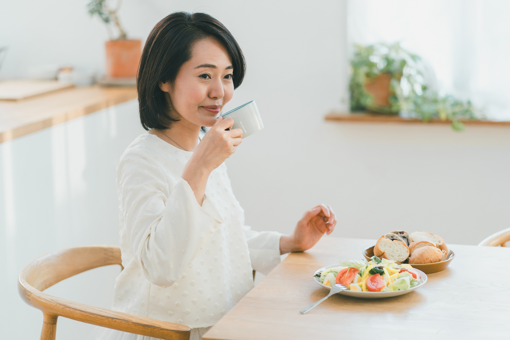 飲む女性の画像