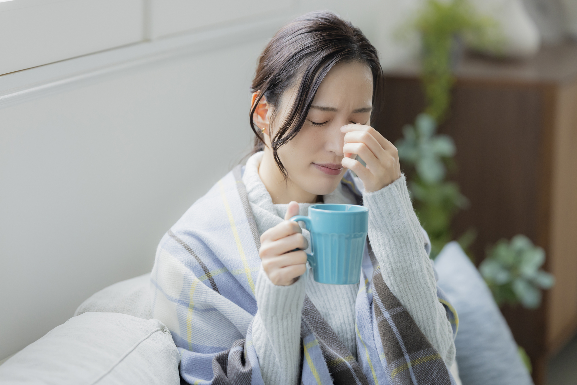 カップを持つ女性の画像