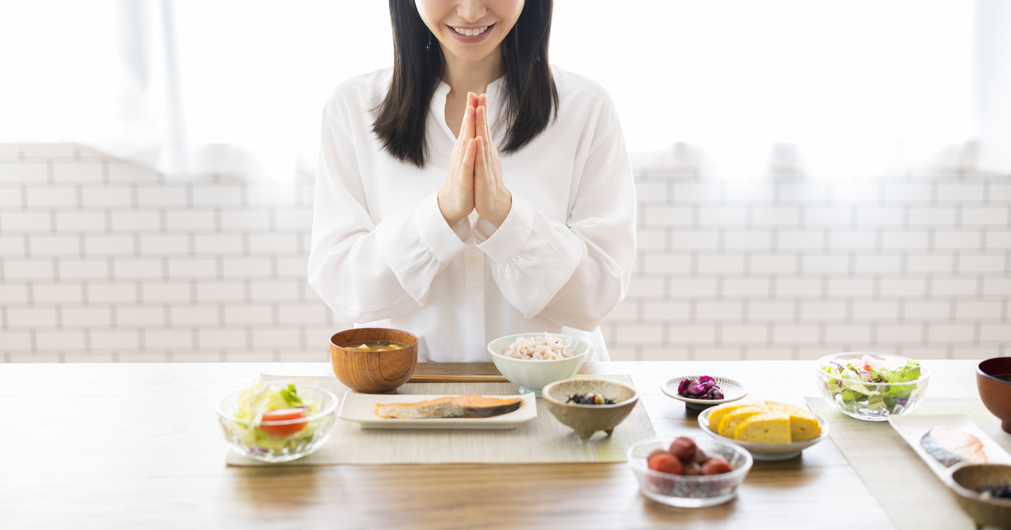 いただきますをする女性の画像