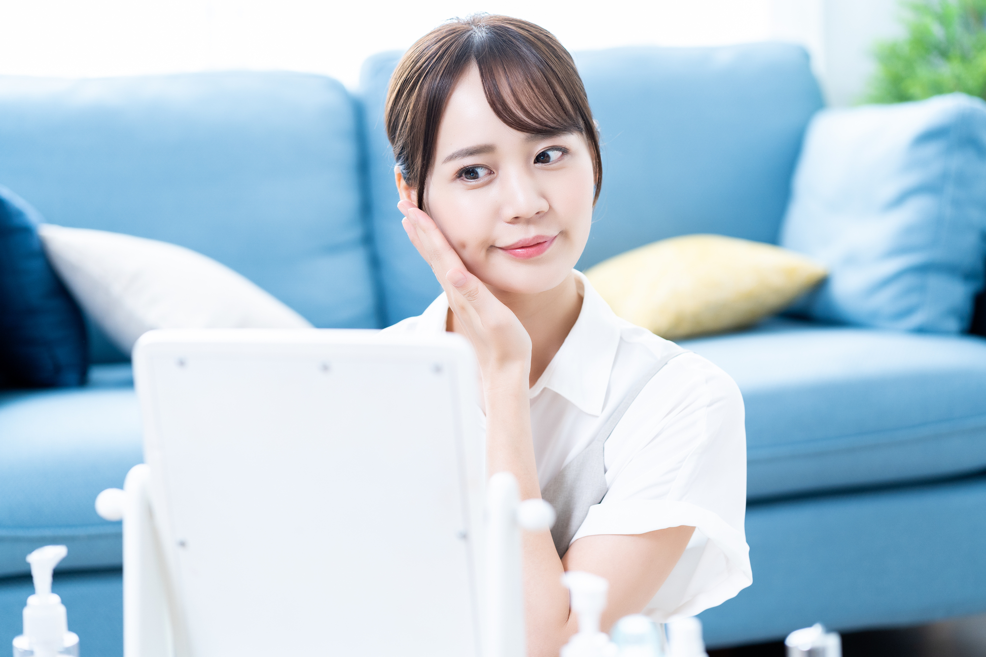 頬を抑える女性の画像