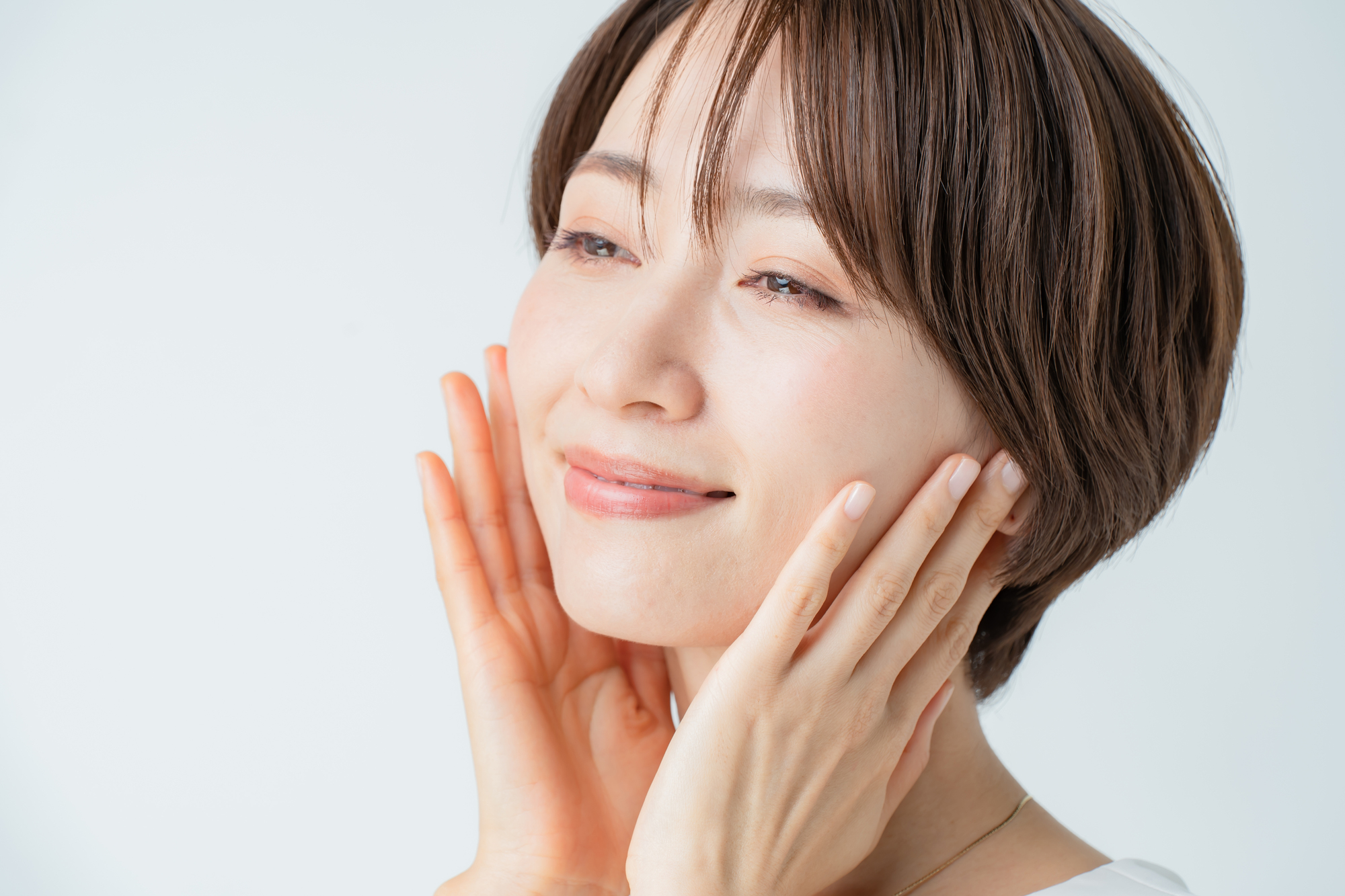 肌の潤いを感じる女性
