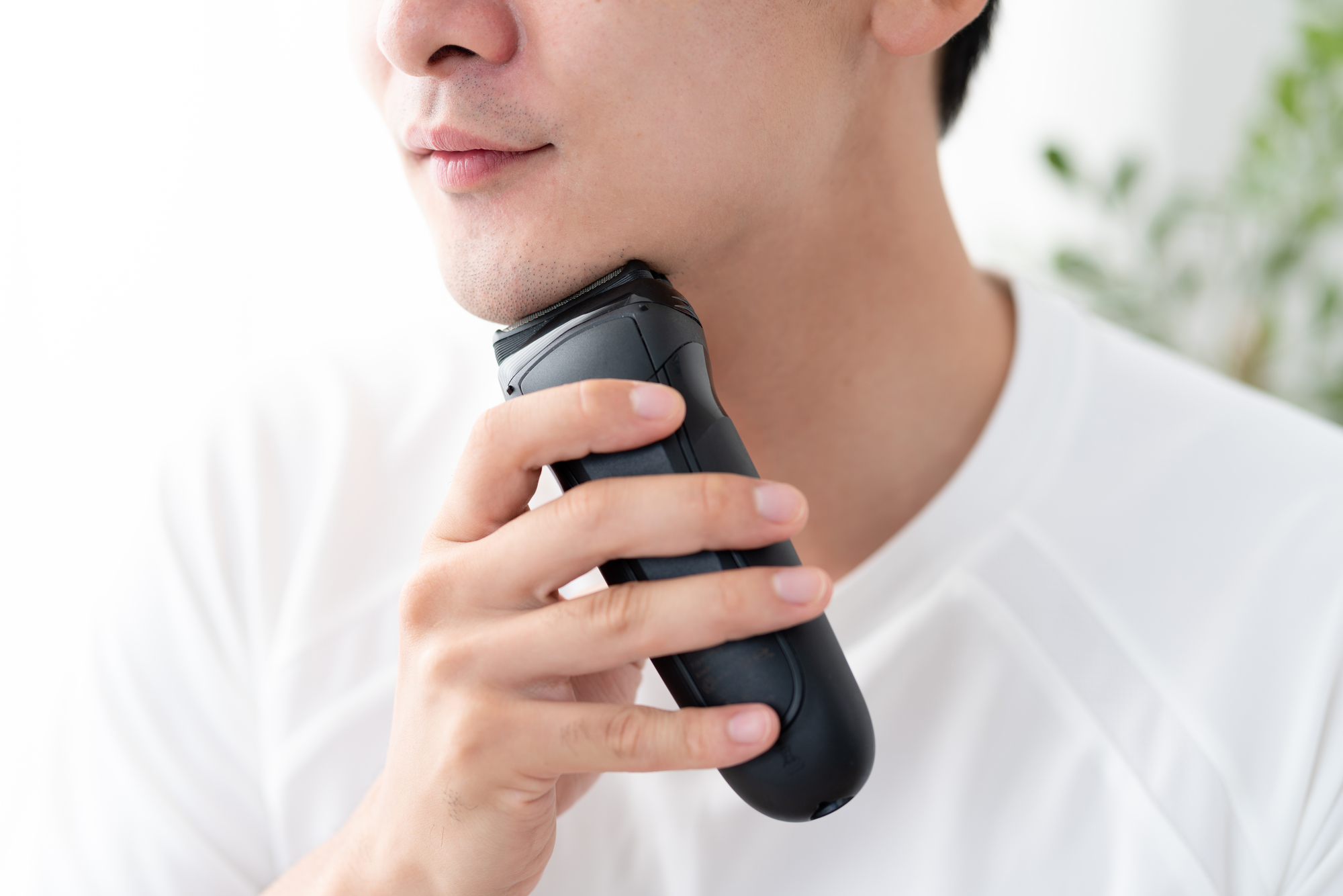 髭剃りをする男性の画像