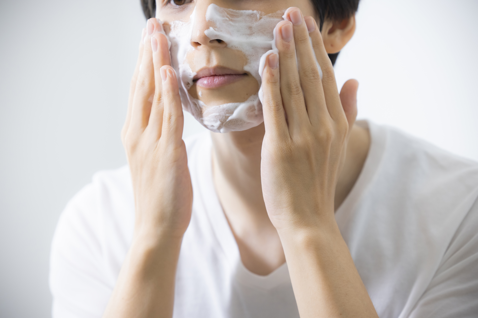 洗顔をする男性の画像