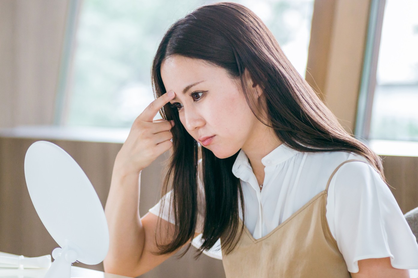 眉間を気にする女性の画像