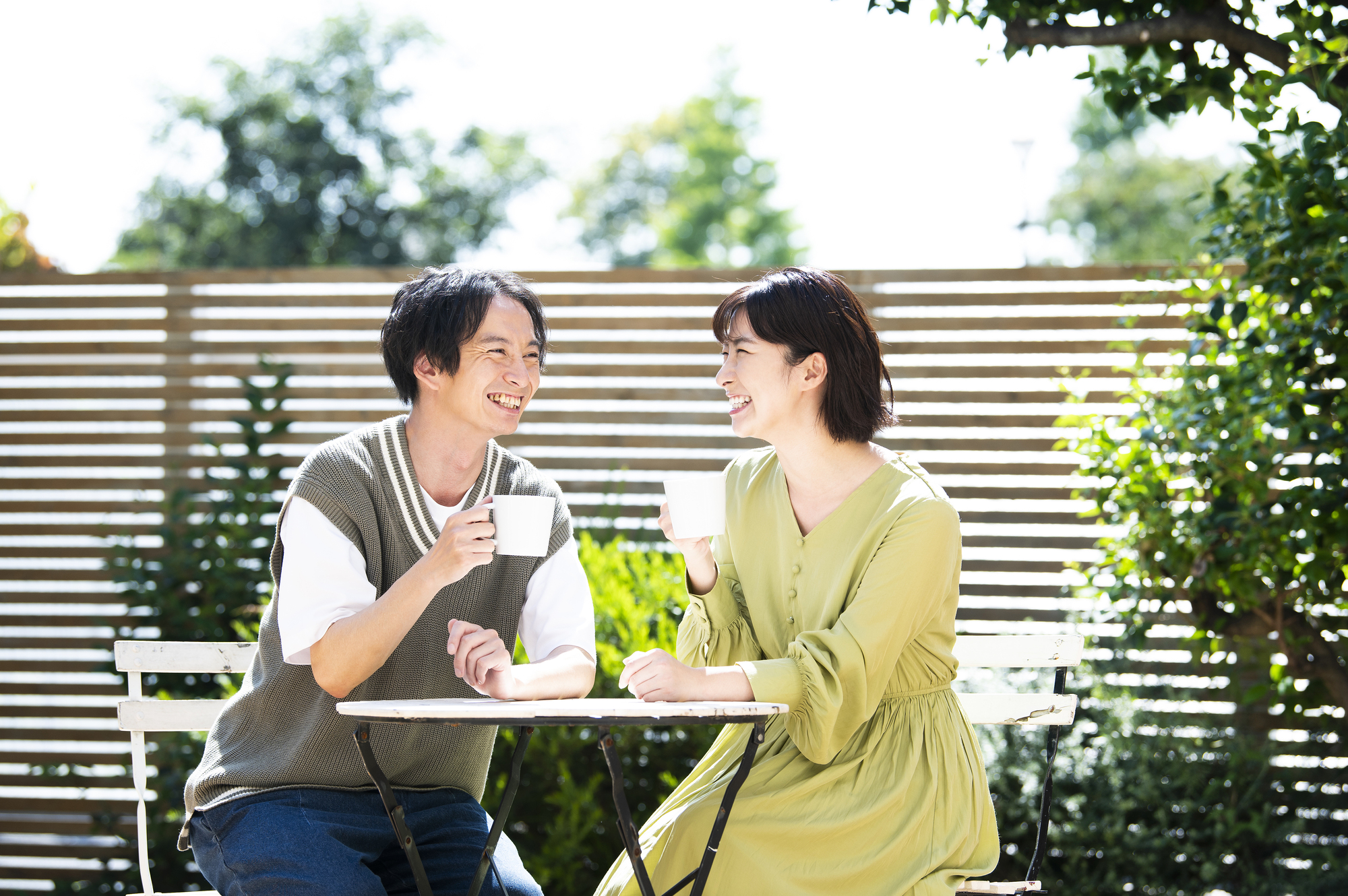 コーヒーを飲む男女の画像