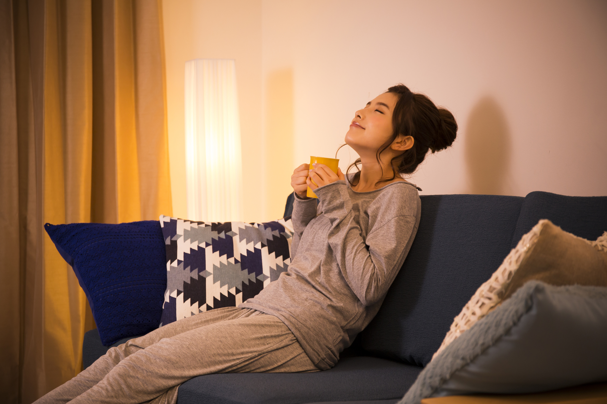 コーヒーを飲む女性の画像