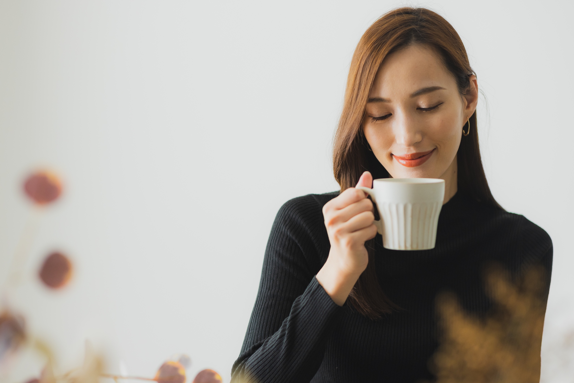 コーヒーを飲む女性の画像