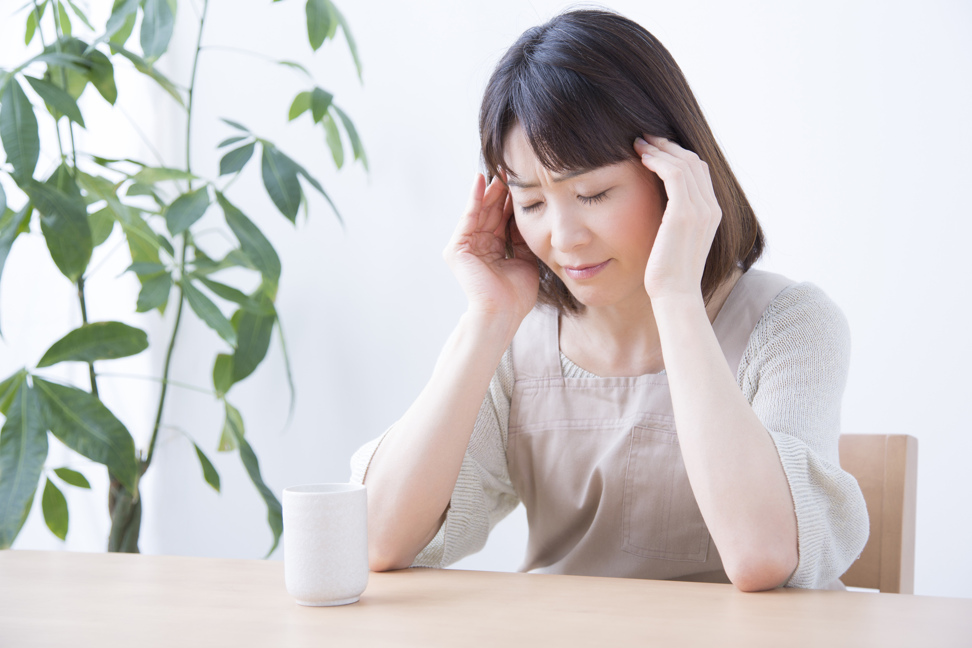 悩む女性の画像