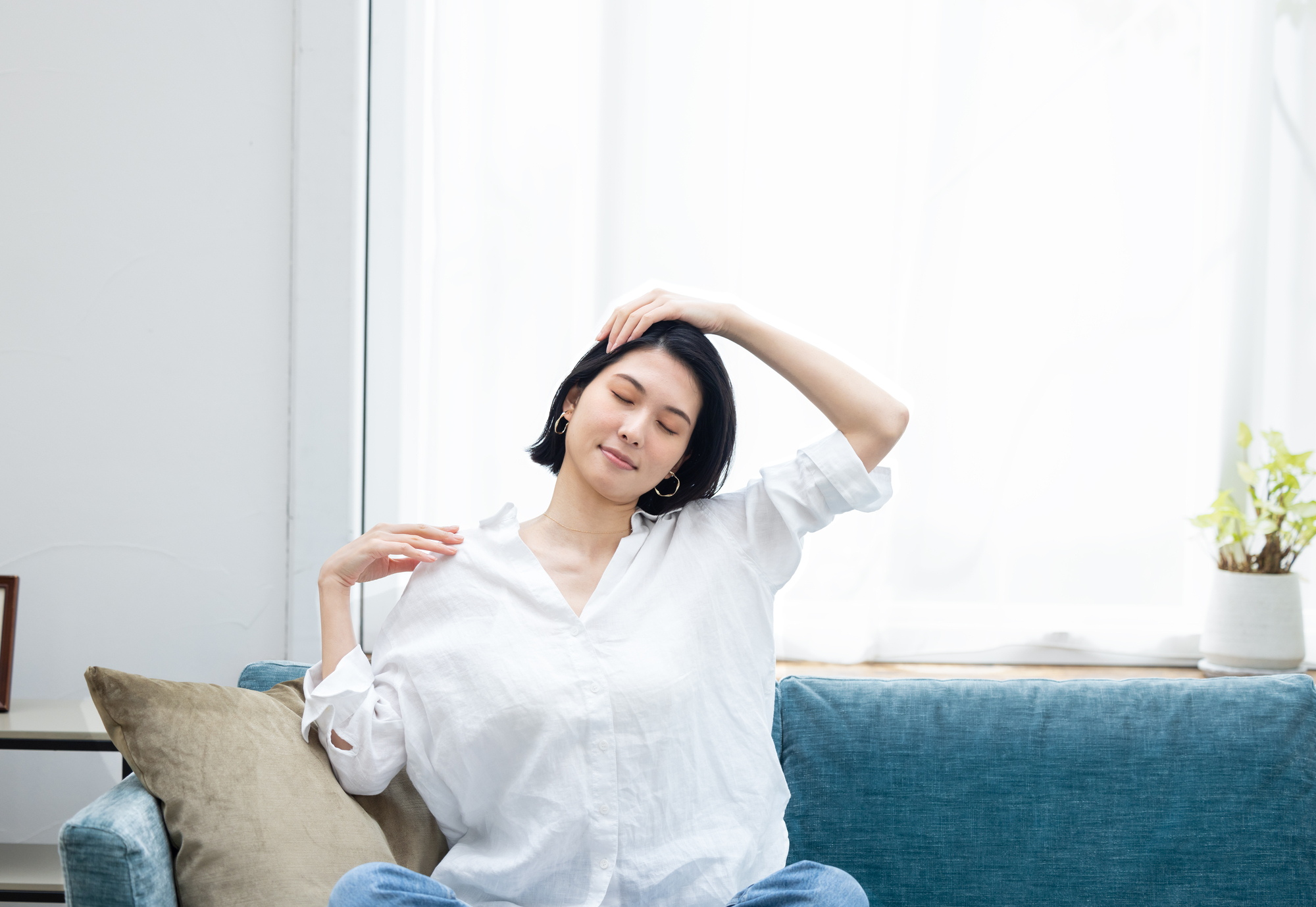首を伸ばす女性の画像