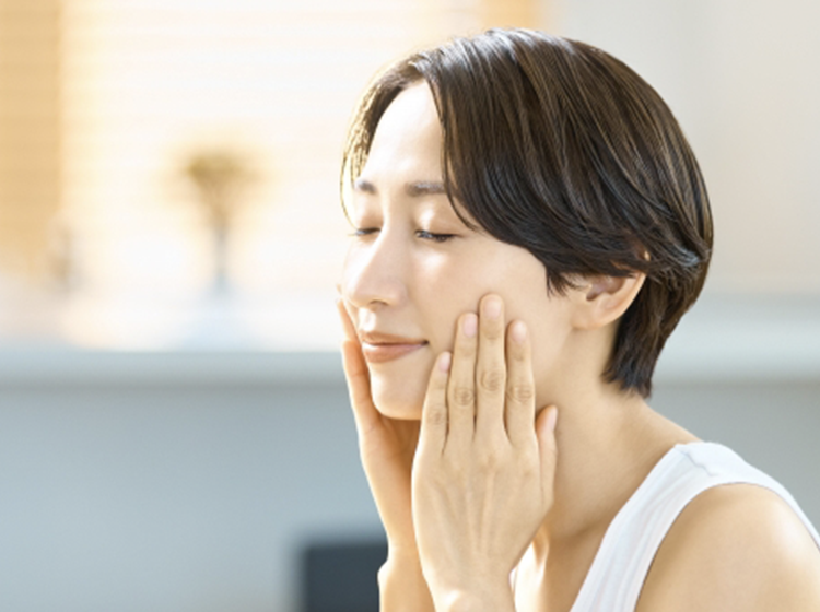 スキンケアをする女性のイメージ