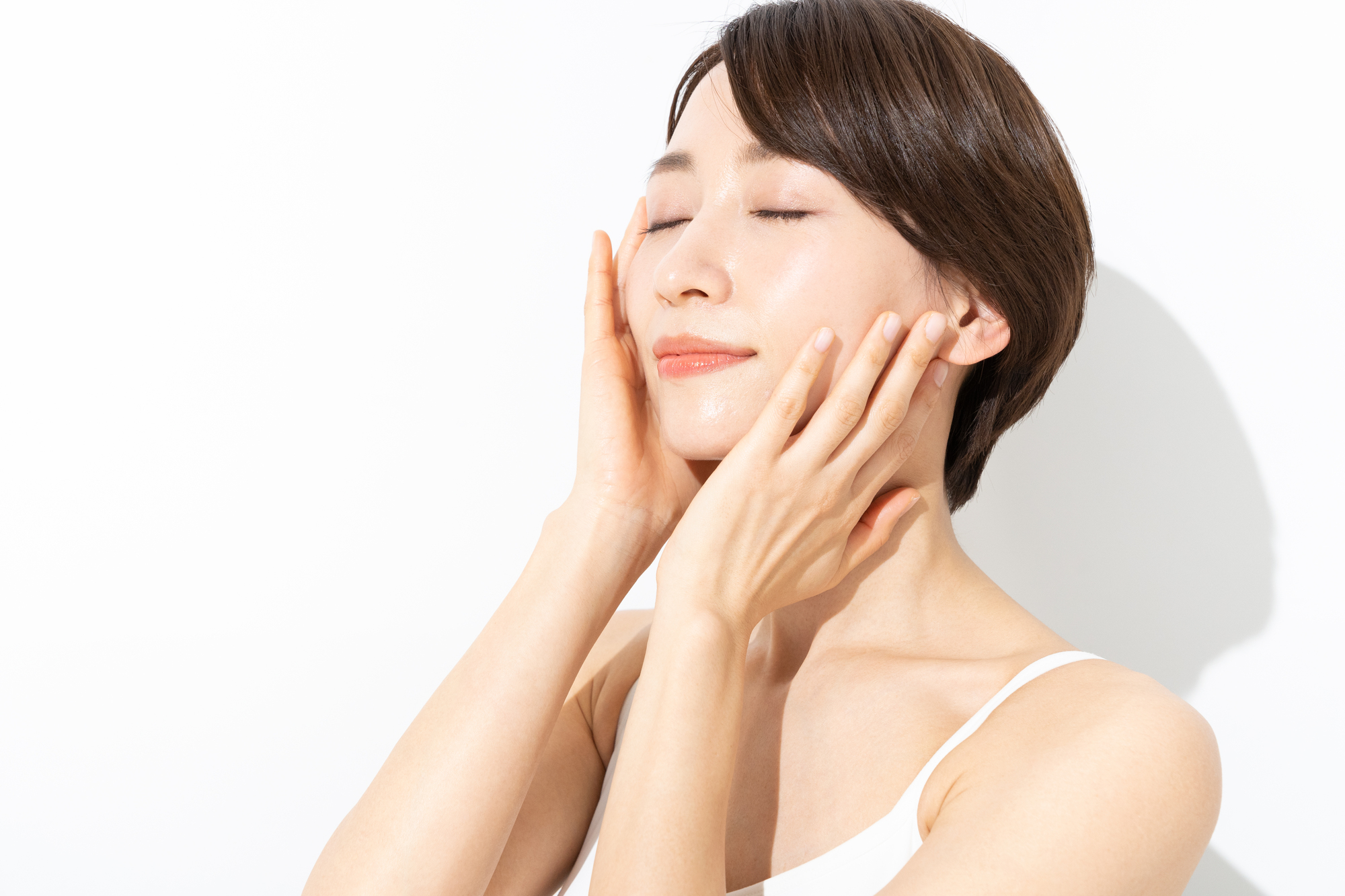 頬を抑える女性の写真