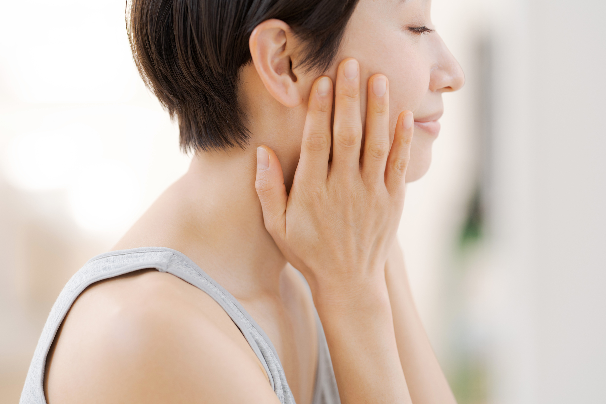 スキンケアをする女性