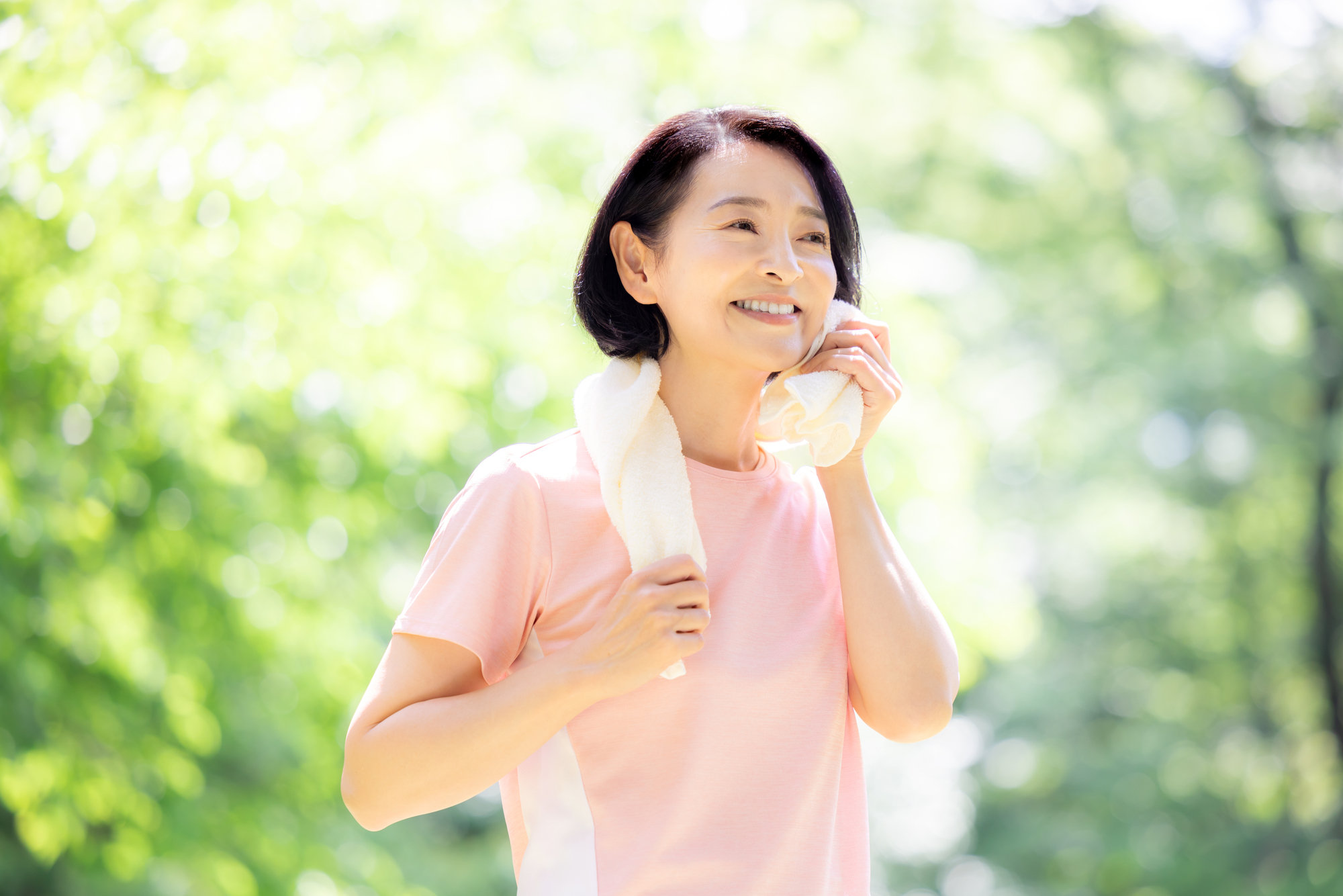 汗を拭く女性