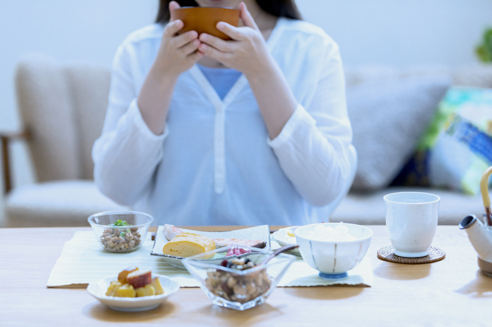 食べる女性