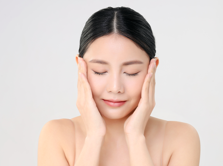 スキンケアをする女性のイメージ
