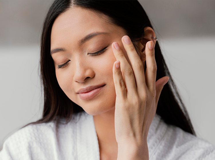 スキンケアをする女性