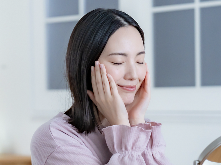 スキンケアをする女性のイメージ