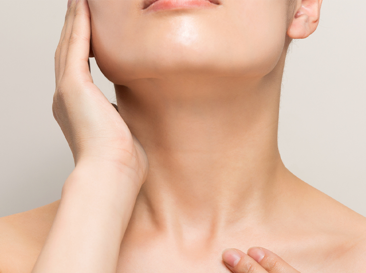 スキンケアをする女性