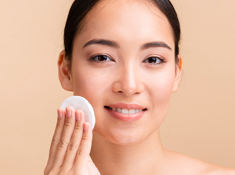 ファンデーションを塗る女性のイメージ
