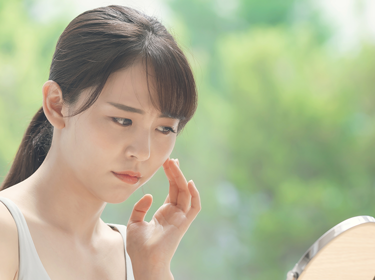 くすみが気になる女性の画像