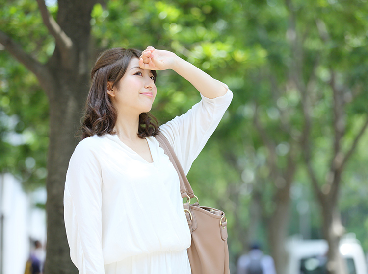 日差しを気にする女性のイメージ