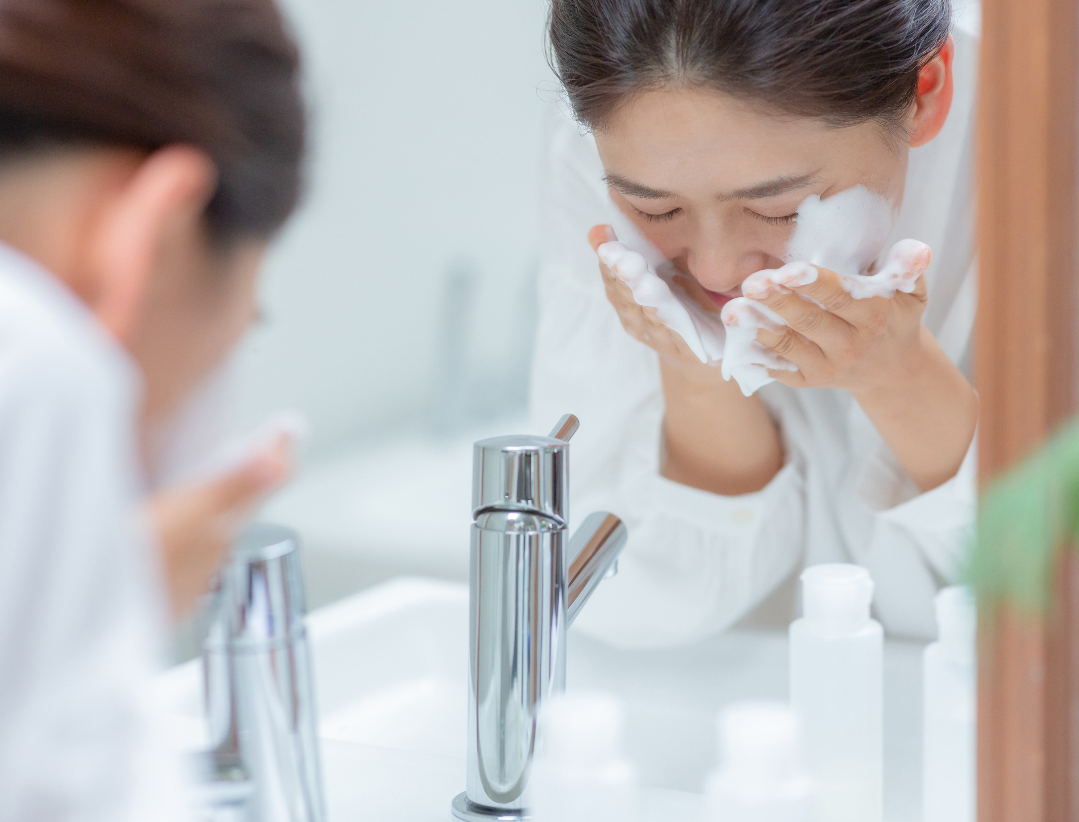 洗顔する女性のイメージ