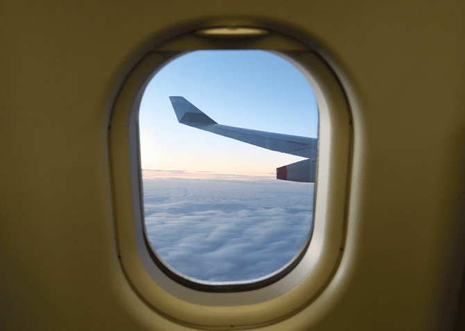 飛行機の窓から見える景色