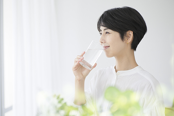 水を飲む女性の画像