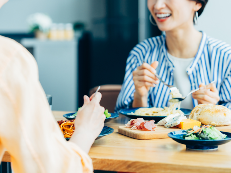 ランチを食べる人たち