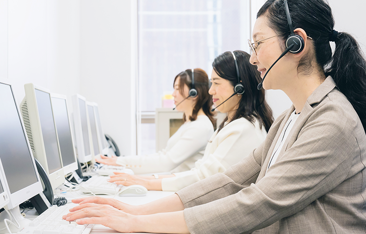 電話サポートをする女性