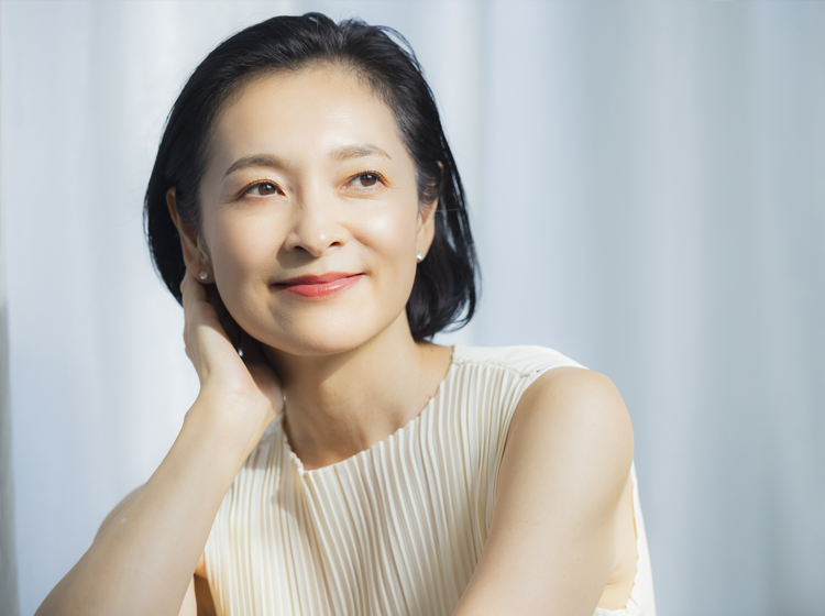 ”頬杖をつく女性