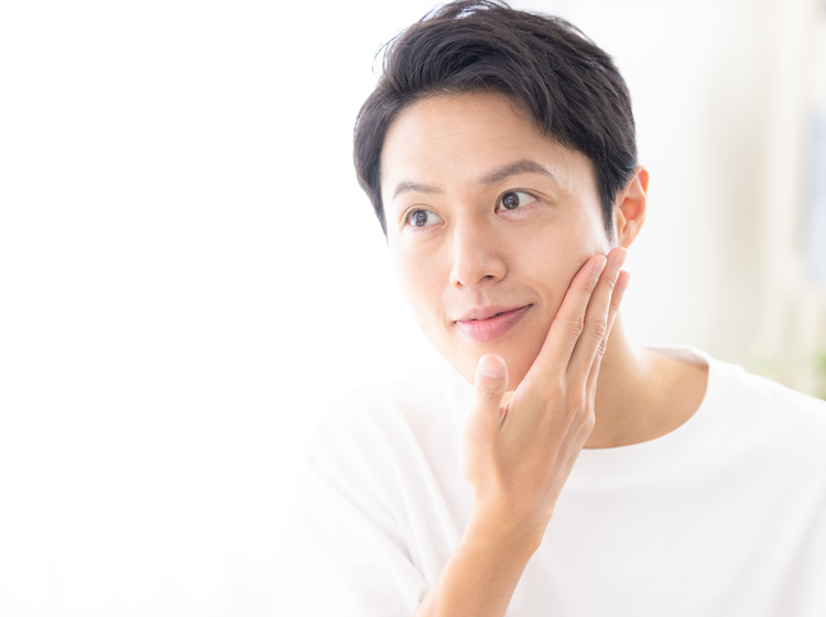 ”頬を触る男性